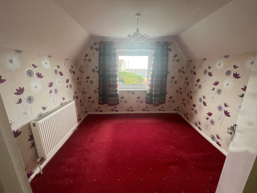 Lot: 73 - DETACHED HOUSE FOR IMPROVEMENT - Bedroom with partial sea view